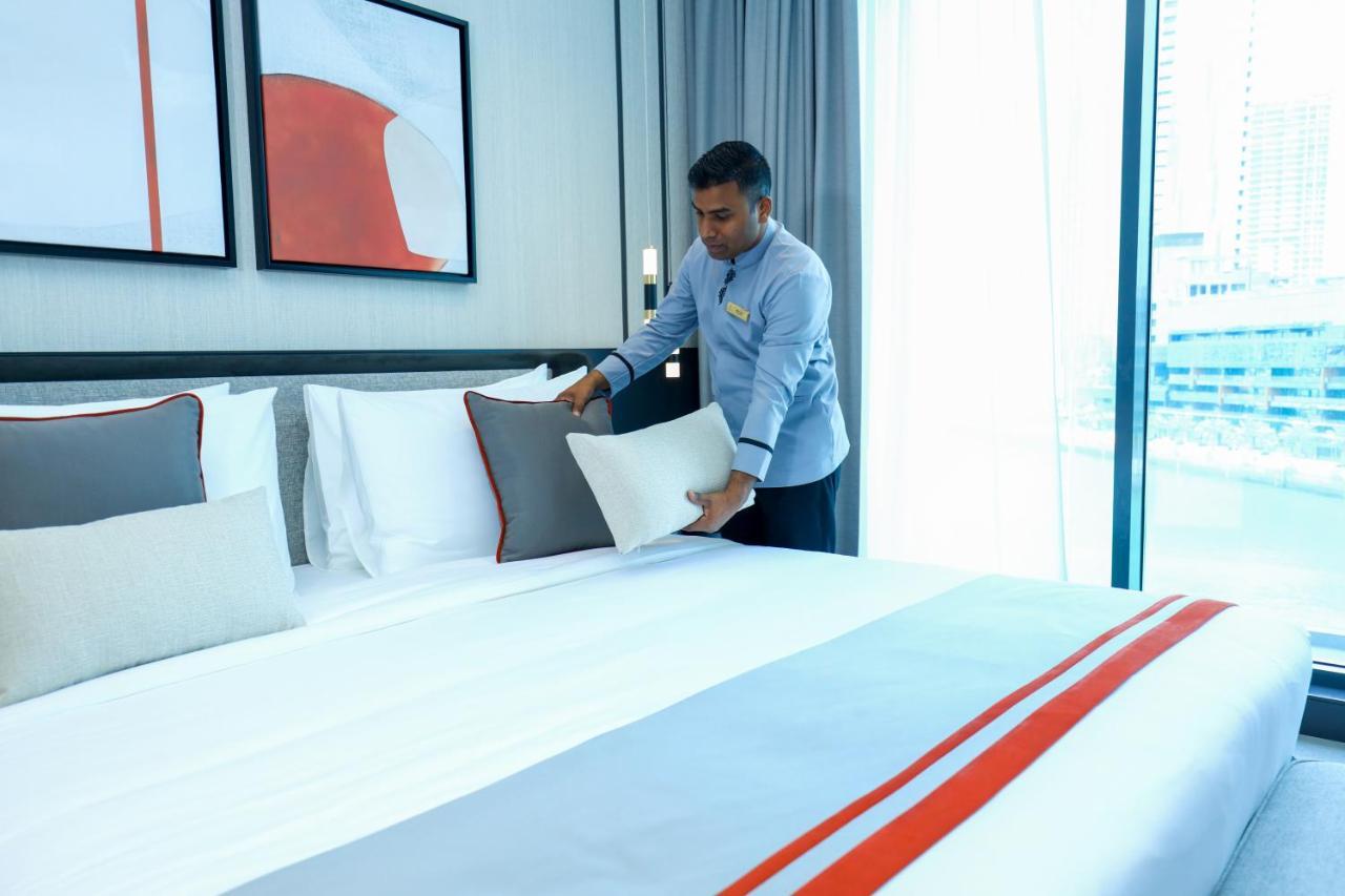 Charthouse Bahrain Hotel Manama Exterior foto A hotel housekeeper making a bed