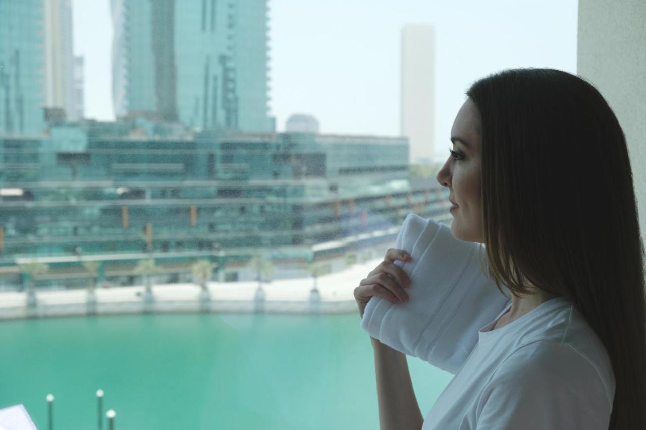 Charthouse Bahrain Hotel Manama Exterior foto A woman in Dubai