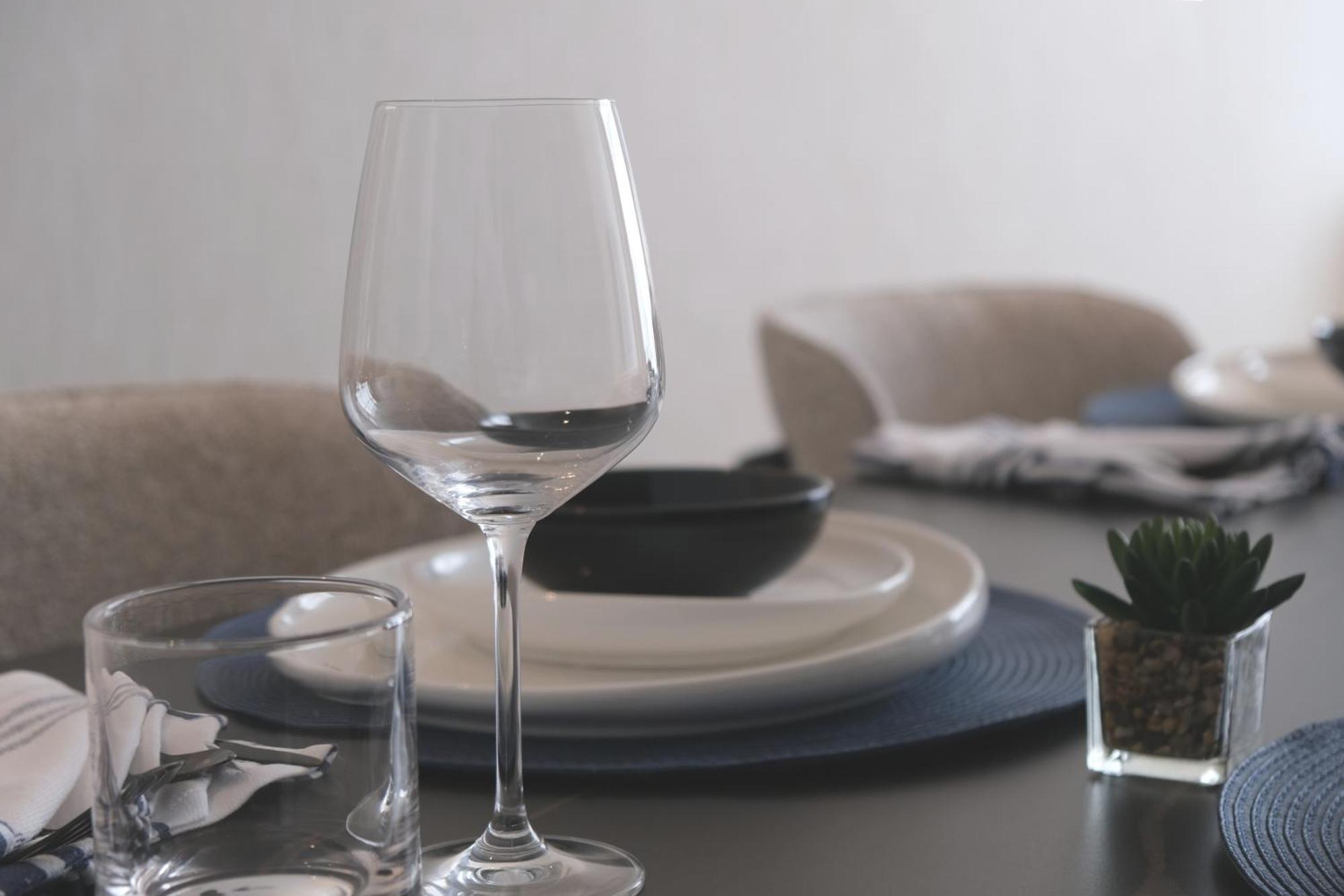 Charthouse Bahrain Hotel Manama Exterior foto A wine glass