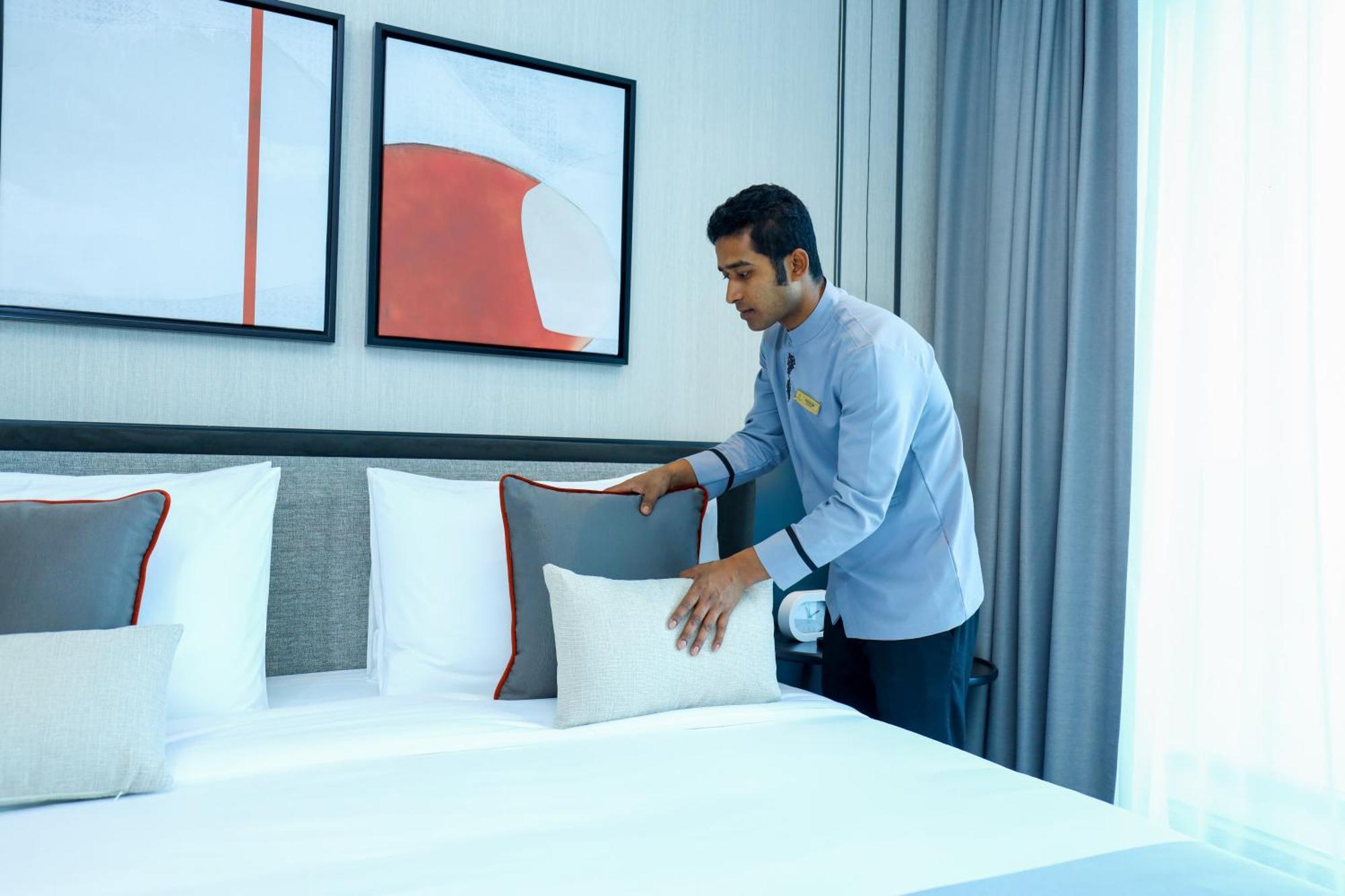 Charthouse Bahrain Hotel Manama Exterior foto A hotel housekeeper making a bed
